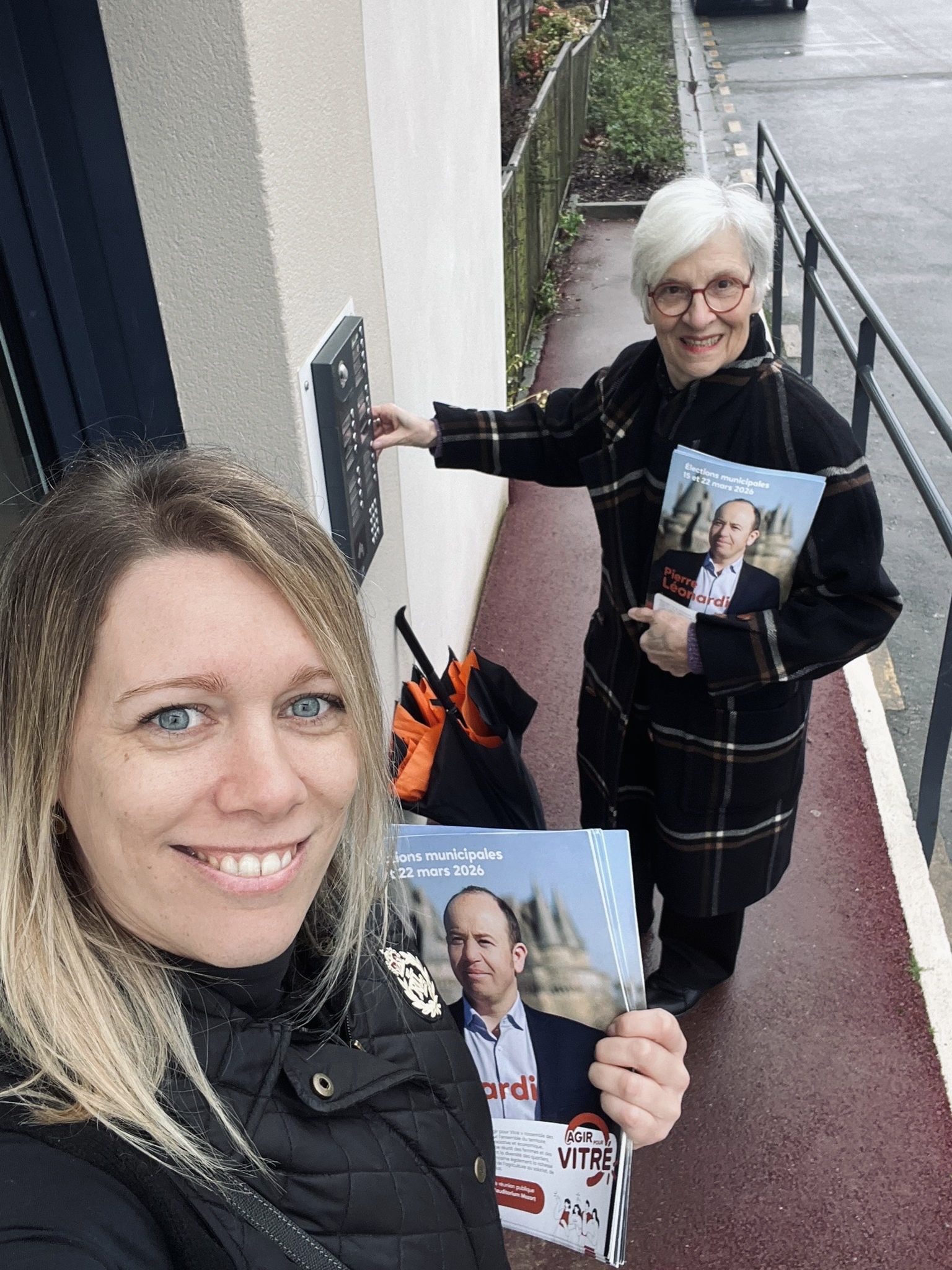 Agir pour Vitré sillonnent les quartiers de la ville pour aller à la rencontre des Vitréennes et des Vitréens.